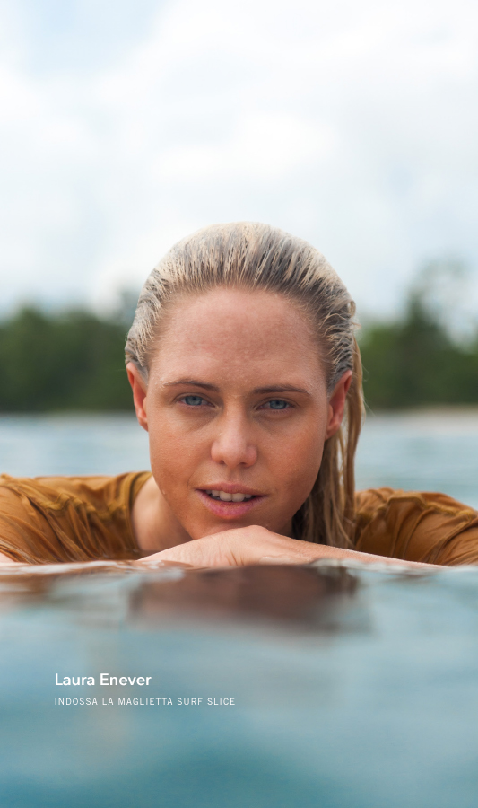 Laura Enever indossa la maglietta Surf Slice