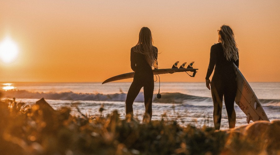 girl surfers