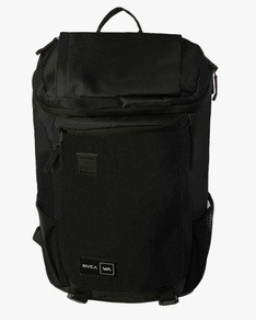 https://ssl.quiksilver.com/static/RV/default/category-assets/experiences/2021/howto/img///how-to/active/gym-bag-essentials/sports-backpack.jpg